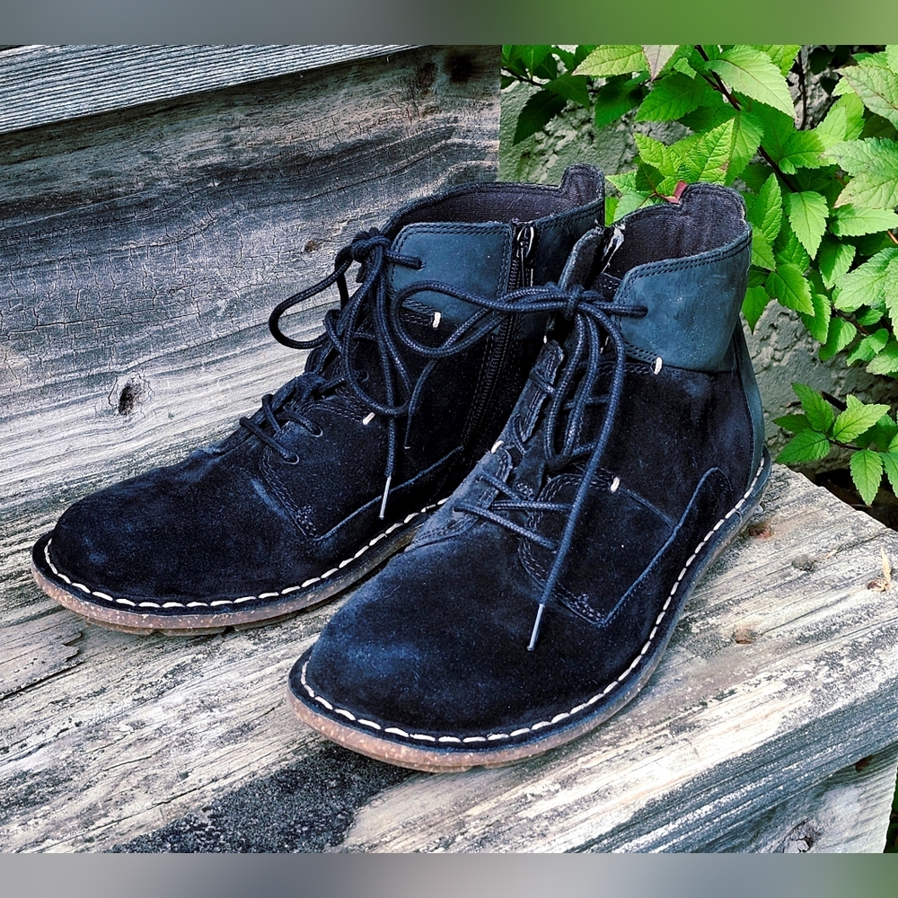 Clarks Black Suede Ankle Boots Leather Trim, Lace Front with Side Zip Size 7 1/2 - Picture 2 of 9